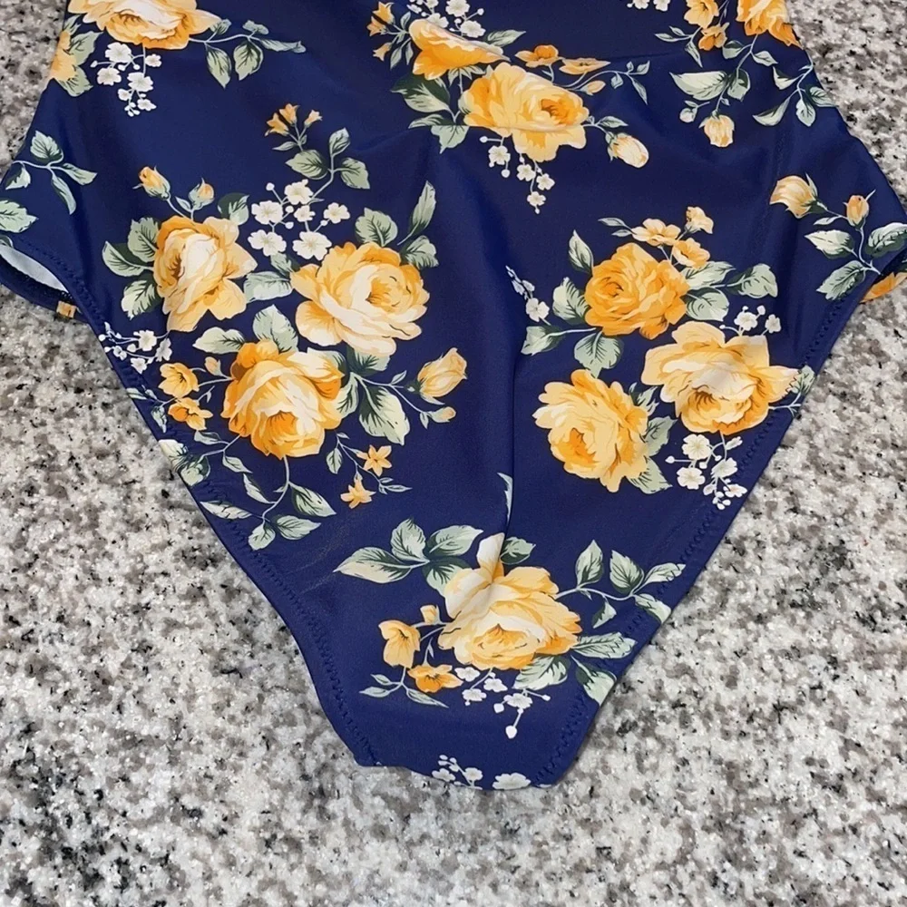 Cupshe Floral Scalloped Swimsuit Woman's Size‎ S